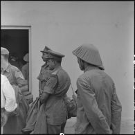Officiers indiens, membres des délégations de contrôle de l'armistice, à leur arrivée sur la base aérienne de Gia Lam.