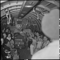 Réfugiés à bord d'un avion Dakota du pont aérien.
