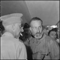 Le général de Castries (de profil) lors de la visite médicale des officiers supérieurs, prisonniers de guerre à Diên Biên Phu.