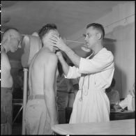 Visite médicale des officiers supérieurs, prisonniers de guerre à Diên Biên Phu.