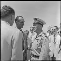 M. Compain (de dos), délégué général du haut-commissariat de France au Vietnam,  M. Jean Sainteny (au centre), délégué du gouvernement français auprès du Nord-Vietnam, et un officier supérieur de l'armée de l'Air.