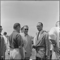 M. Compain (au centre), délégué général du haut-commissariat de France au Vietnam,  et M. Jean Sainteny (à droite), délégué du gouvernement français auprès du Nord-Vietnam.