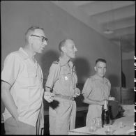 Le colonel Lalande (au centre) en compagnie de deux hommes à l'hôpital militaire Lanessan.