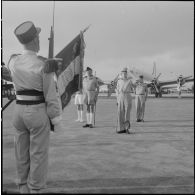 Le général Ely (au centre), commissaire général de France et commandant en chef en Indochine, salue le drapeau avant de quitter Hanoï.