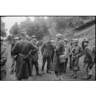Un officier de renseignement interroge des soldats allemands prisonniers dans les environs du col de San Stefano.