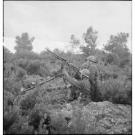 Tirailleurs servant une mitrailleuse Hotchkiss, modèle 1914, en position de DCA (défense contre avions) dans le secteur de Maktar.