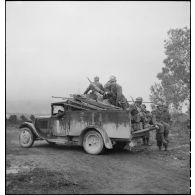 Une camionnette Renault OS de l'infirmerie d'une unité de tirailleurs transporte hommes et  brancards dans le secteur de Maktar.