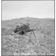 Postés dans un trou de combat face à la cote 666, des tirailleurs mettent en batterie un fusil-mitrailleur FM 24/29, dans la vallée de l'Oued-el-Kébir (secteur de Robaa ou du Djebel Mansour).