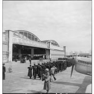 Prise d'armes franco-américaine sur l'aérodrome de Maison-Blanche à Alger.