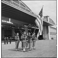 Le drapeau américain et sa garde pendant la cérémonie sur l'aérodrome de Maison-Blanche à Alger en l'honneur du groupe de chasse II/5 La Fayette.