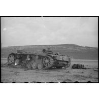 Epave d'un char moyen allemand Panzer-III sur le champ de bataille de Kasserine.
