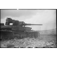 Epave d'un char allemand Panzer-IV sur le champ de bataille de Kasserine.