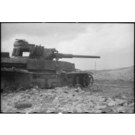 Epave d'un char allemand Panzer-IV sur le champ de bataille de Kasserine.