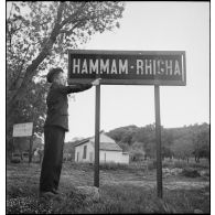 Un enfant de troupe désigne le panneau indicateur de la commune dont l'EMPNA (Ecole militaire préparatoire nord-africaine) d'Hammam-Righa porte le nom.