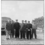 A l'occasion de la visite d'une mission militaire chinoise, photographie de groupe d'officiers britanniques, français et chinois.