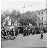 La campagne de Tunisie : cérémonie d'obsèques du général de division Marie-Joseph Welvert, commandant la DMC (division de marche de Constantine).