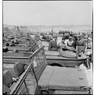 Le réarmement de l'armée française : visite du général d'armée Henri Giraud sur le chantier de montage des matériels et véhicules américains destinés aux troupes françaises.