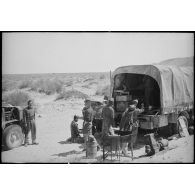 Personnels d'un atelier de réparations du 12e RCA (régiment de chasseurs d'Afrique) dans les djebels Bou Jerra et El Asker, au nord du Chott el Jerid.
