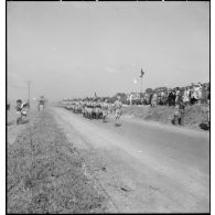 A l'issue de la prise d'armes, le général de corps d'armée Louis Koeltz, commandant le 19e corps d'armée, assiste au défilé des troupes à pied du 5e RCA (régiment de chasseurs d'Afrique).