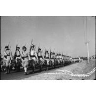 Défilé des bataillons du 1er RTA (régiment de tirailleus algériens).