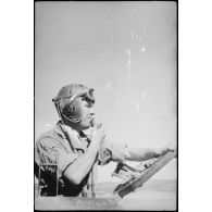 Portrait d'un lieutenant chef de char en liaison radio avec son équipage pendant une manoeuvre d'unités du CEF (corps expéditionnaire français) avant l'engagement sur le front italien.