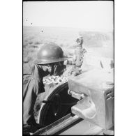 Artilleur du 64e RAA pendant une manoeuvre du CEF.
