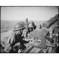 Artilleurs du 64e RAA pendant une manoeuvre du CEF.