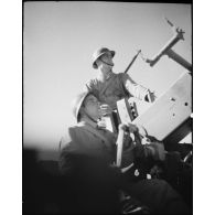 Le chef de pièce et le pointeur d'un canon antiaérien de 40 mm Bofors au cours d'une manoeuvre du CEF (corps expéditionnaire français), avant l'engagement sur le front italien.