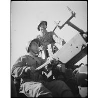 Le chef de pièce et le pointeur d'un canon antiaérien de 40 mm Bofors au cours d'une manoeuvre du CEF (corps expéditionnaire français), avant l'engagement sur le front italien.