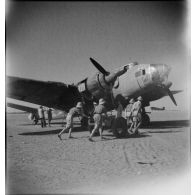 Chargement de bombes sous les ailes et dans la soute d'un bombardier LéO 451 (communément appelé LéO 45) de l'école de l'Air de Marrakech.