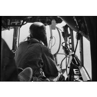 Un navigateur à son poste dans le nez d'un bombardier LéO 451 (appélé communément LéO 45) de l'école de l'Air à Marrakech.