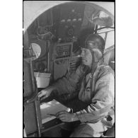 Radio à son poste à bord d'un bombardier LéO 451 (appélé communément LéO 45) de l'école de l'Air à Marrakech.