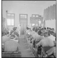 Cours théorique de radio pour des élèves de l'école des transmissions de l'armée de l'Air de Kasba-Tadla.
