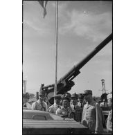 Le général d'armée Henri Giraud, commandant en chef civil et militaire et coprésident du CFLN (comité français de la Libération nationale), inspecte sur le port de Casablanca les installations et les chaînes de montage de matériel américain destiné au réarmement de l'armée française.