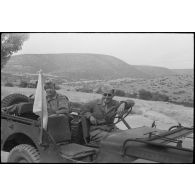 Portrait de soldats dans une jeep jalon au cours d'une manoeuvre du CEF (corps expéditionnaire français).