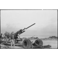 Tir d'une batterie de canon de 90 mm des FTA (forces terrestres antiaériennes) du CEF (corps expéditionnaire français) lors d'une manoeuvre.