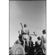 Servants d'un canon Bofors de 40 mm des FTA (forces terrestres antiaériennes) du CEF (corps expéditionnaire français), à leur poste de combat lors d'une manoeuvre.