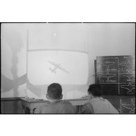 Des artilleurs des FTA (forces terrestres antiaériennes) du CEF (corps expéditionnaire français) apprennent à reconnaître les avions ennemis lors de projections de silhouettes sur un écran.