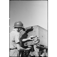 Un artilleur d'une unité des FTA (forces terrestres antiaériennes) du CEF (corps expéditionnaire français) règle un tir avec un système de  visée et de de mesure d'un canon de DCA  (défense contre avions).