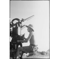 Servant d'un canon de 90 mm des FTA (forces terrestres antiaériennes) du CEF (corps expéditionnaire français) lors d'une manoeuvre.