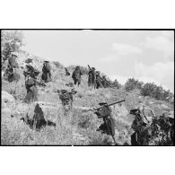Progression d'une section de mortiers du 11e tabor du 4e GTM (groupe de tabors marocains) lors d'une manoeuvre du CEF (corps expéditionnaire français).