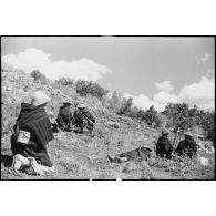 Des goumiers, servants d'une section de mortiers du 11e tabor du 4e GTM (groupe de tabors marocains), sont déployés en position de tir pendant une manoeuvre du CEF (corps expéditionnaire français).