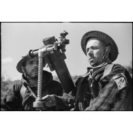 Portrait de goumiers, servants d'une section de mortiers du 11e tabor du 4e GTM (groupe de tabors marocains), déployés en position de tir pendant une manoeuvre du CEF (corps expéditionnaire français).