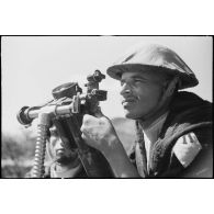 Portrait d'un goumier, servant d'une section de mortiers du 11e tabor du 4e GTM (groupe de tabors marocains), déployé en position de tir pendant une manoeuvre du CEF (corps expéditionnaire français).