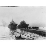 Les contre-torpilleurs Le Fantasque et Le Terrible sont à quai à la jetée des Capucins dans le port d'Ajaccio pour le débarquement des forces terrestres transportées.