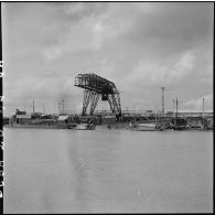Sampans et bâtiments de soutien sur le fleuve Rouge.