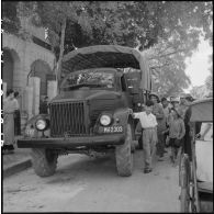 Un véhicule militaire des troupes du Viêt-minh dans une rue d'Hanoï.