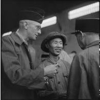 Soldat de l'APVN (Armée populaire vietnamienne) en conversation avec des autorités militaires du CEFEO (Corps expéditionnaire français en Extrême-Orient).