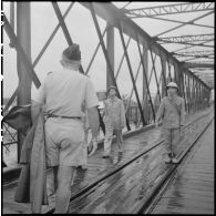 Rencontre de soldats de l'APVN (Armée populaire vietnamienne) et d'un officier du CEFEO (Corps expéditionnaire français en Extrême-Orient) sur le pont Paul-Doumer (aujourd'hui Long Biên).