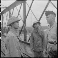 Conversation entre deux soldats de l'APVN (Armée populaire vietnamienne) et un officier du CEFEO (Corps expéditionnaire français en Extrême-Orient) sur le pont Paul-Doumer (aujourd'hui Long Biên).